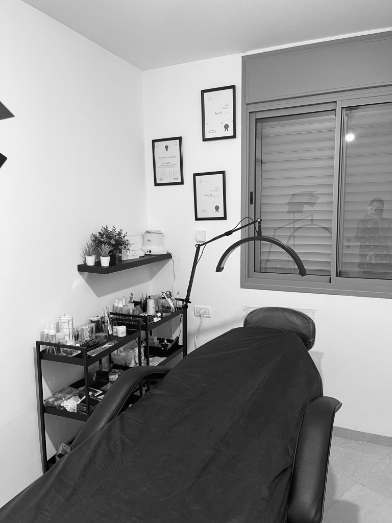 הסטודיו של Brows and Beauty ביקנעם עילית, מיטת טיפולים ותעודות הסמכה