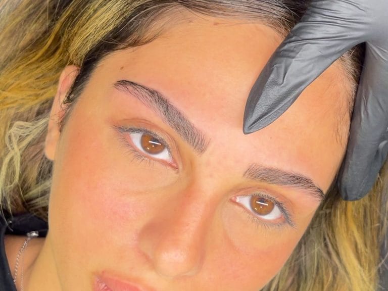 גבות רגע אחרי מיקרובליידינג בסטודיו של ליאל קסטיאל
